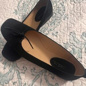 AEROSOLES NEW Black Suede flats